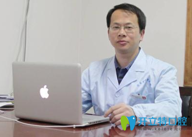 工作中的周弘博士 工作中的周弘博士