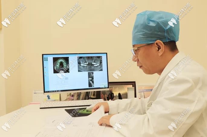 工作中的趙振宇院長(zhǎng)