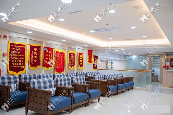 好大夫口腔門(mén)店走廊上掛滿(mǎn)了顧客送來(lái)的錦旗